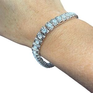 Avon stunning  Silvertone Crystal tennis Bracelet NIB vintage 2003 easy latch